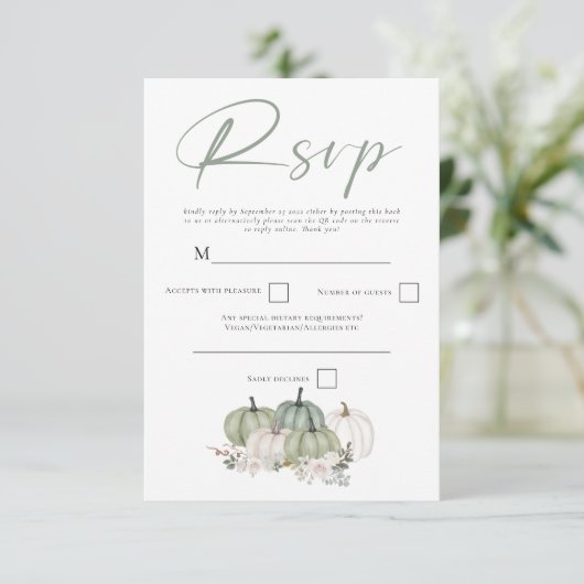 Sage Green Pumpkins Herfst Florals Script QR Code RSVP Kaartje (Staand voorkant)