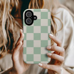 Sage Green Retro Check iPhone 16 Hoesje<br><div class="desc">Trendy boho dambord print telefoonhoesje in crème en salie groene kleuren. Gebruik de ontwerpgereedschappen om uw eigen monogram,  naam of andere tekst toe te voegen of wijzig de achtergrondkleur in creëer een unieke apparaathoes.</div>