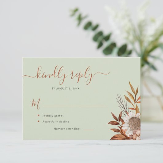 Sage green rust foliage boho floral wedding RSVP kaartje (Staand voorkant)