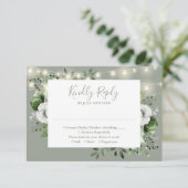 Sage Green Rustic String Lights Bloemen Huwelijk RSVP Kaartje (Staand voorkant)