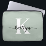 Sage Green Script Monogram Laptop Sleeve<br><div class="desc">Deze eenvoudige,  elegante saliegroene 13-inch laptophoes met uw voornaam in een trendy scriptlettertype in zwart en uw eerste initiaal in een modern petten lettertype in wit is ideaal voor u. Het is stijlvol en trendy en toch zeer klassiek. Het is uniek - net als jij!</div>
