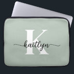 Sage Green Script Monogram Laptop Sleeve<br><div class="desc">Deze eenvoudige, elegante saliegroene 13-inch laptophoes met uw voornaam in een trendy scriptlettertype in zwart en uw eerste initiaal in een modern petten lettertype in wit is ideaal voor u. Het is stijlvol en trendy en toch zeer klassiek. Het is uniek - net als jij!</div>