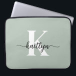 Sage Green Script Monogram Laptop Sleeve<br><div class="desc">Deze eenvoudige, elegante 15-inch salie groene laptophoes met uw voornaam in een trendy scriptlettertype in zwart en uw eerste initiaal in een modern petten lettertype in wit is ideaal voor u. Het is stijlvol en trendy en toch zeer klassiek. Het is uniek - net als jij!</div>