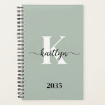 Sage Green Script Monogram Planner<br><div class="desc">Deze eenvoudige, elegante saliegroene 5, 5 x 8, 5 soft planner met je voornaam in een trendy scriptlettertype in het zwart en je eerste initiaal in een modern petten lettertype in het wit is ideaal voor jou. Het is stijlvol en trendy en toch zeer klassiek. Het maakt het houden van...</div>