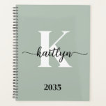 Sage Green Script Monogram Planner<br><div class="desc">Deze eenvoudige, elegante saliegroene 8, 5 x 11 soft planner met je voornaam in een trendy scriptlettertype in het zwart en je eerste initiaal in een modern petten lettertype in het wit is ideaal voor jou. Het is stijlvol en trendy en toch zeer klassiek. Het maakt het houden van afspraken,...</div>