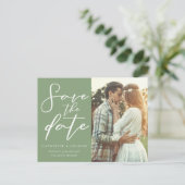 Sage Green Script Paar Foto Sla de foto op Aankondigingskaart (Staand voorkant)