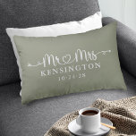 Sage Green Script Typography personaliseerde de he Accent Kussen<br><div class="desc">Sage Green Script Wedding Heart Arrows Mr Mrs Sierkussen gepersonaliseerd met de naam van het gelukkige paar, en trouwdatum! Eenvoudig aan te passen voor het perfecte cadeau voor bruiloften, verjaardagen, eerste Kerstmis, verloving, enz. Neem contact met ons op via cedarandstring@gmail.com als u hulp nodig hebt bij het ontwerp of de...</div>