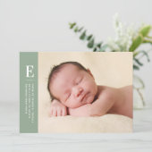 Sage Green Simple Monogram New Baby Photo Birth Aankondiging (Staand voorkant)