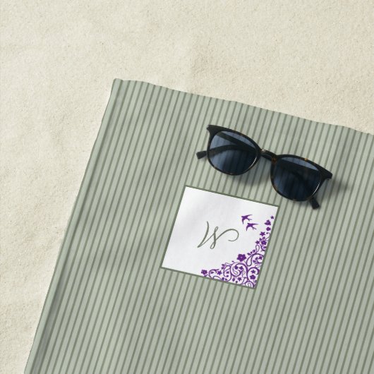 Sage Green Stripe Paars Floral Script Monogram Strandlaken (In situ)