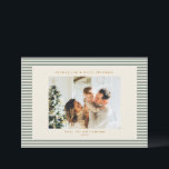 Sage Green Stripes Custom Photo Christmas Feestdagenkaart<br><div class="desc">Deel warme vakantiewensen met deze moderne gestreepte kerstkaart met uw favoriete familiefoto. Ontworpen met een schone ivoren achtergrond en salie groene horizontale strepen, combineert deze feestelijke kaart hedendaags minimalisme met tijdloze charme. Het klassieke serif-type en het script met een lager hoesje geven een verfijnde, oprechte touch. Perfect voor stijlvolle gezinnen...</div>
