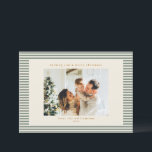 Sage Green Stripes Custom Photo Christmas Feestdagenkaart<br><div class="desc">Deel warme vakantiewensen met deze moderne gestreepte kerstkaart met uw favoriete familiefoto. Ontworpen met een schone ivoren achtergrond en salie groene horizontale strepen, combineert deze feestelijke kaart hedendaags minimalisme met tijdloze charme. Het klassieke serif-type en het script met een lager hoesje geven een verfijnde, oprechte touch. Perfect voor stijlvolle gezinnen...</div>