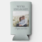 Sage Green Verloving Foto We zijn verloofd Seltzer Blikjeskoeler (Achterkant)