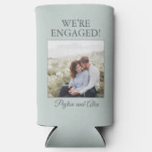 Sage Green Verloving Foto We zijn verloofd Seltzer Blikjeskoeler (Voorkant)