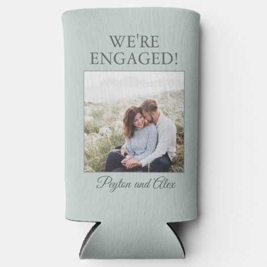 Sage Green Verloving Foto We zijn verloofd Seltzer Blikjeskoeler (Voorkant)