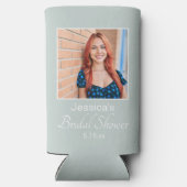 Sage Green Vrijgezellenfeest Foto Seltzer Blikjeskoeler (Achterkant)