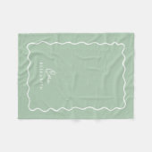 Sage Green Wavy Border Monogrammed Fleece Deken (Voorkant (Horizontaal))