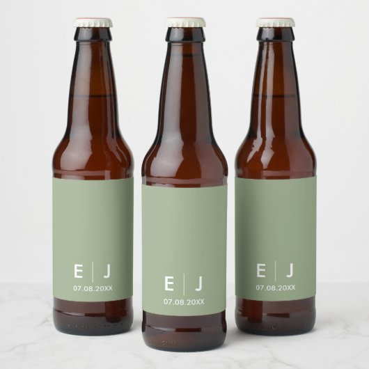 Sage Green & White Monogram Weddenschap Bier Etiket (Flessen)