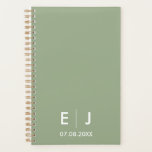 Sage Green & White Monogram Weddenschap Planner<br><div class="desc">Elegant klassiek monogrammed inlegbanden in grijs-wit met uw initialen en trouwdatum in traditionele minimalistische tekst.</div>