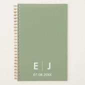 Sage Green & White Monogram Weddenschap Planner (Voorkant)