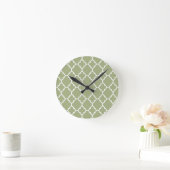 Sage Green White Quatrefoil Moroccan Pattern Ronde Klok (Huis)
