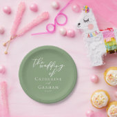 Sage Green White Script Gepersonaliseerde bruiloft Papieren Bordje (Feest)