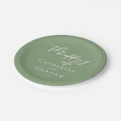 Sage Green White Script Gepersonaliseerde bruiloft Papieren Bordje (Gekanteld)