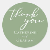 Sage Green White Script Gepersonaliseerde bruiloft Ronde Sticker (Voorkant)