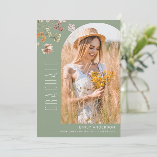 Sage Green Wildflower Afstuderen Aankondiging (Staand voorkant)