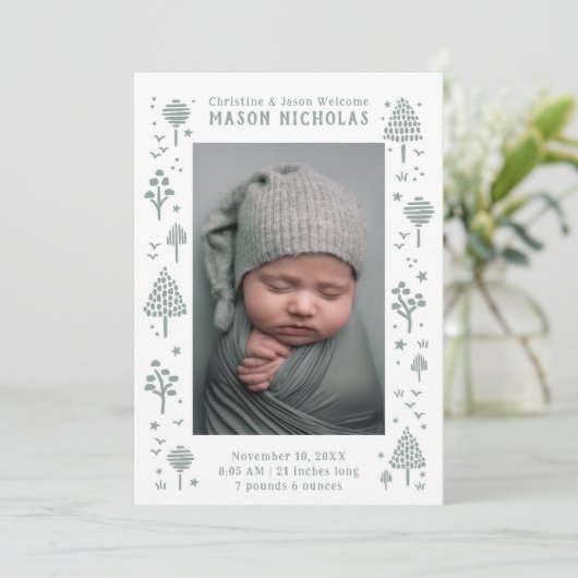 Sage Green Woodlands Foto Geboorte Aankondiging (Staand voorkant)