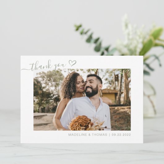 Sage Groen Boho Eenvoudige Foto Hart Script Bruilo Bedankkaart (Staand voorkant)