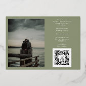 Sage Groen Elegant Goud Kalligrafie QR Code Foto Folie Uitnodiging (Achterkant)