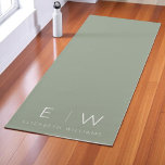 Sage Groen Elegant Modern Minimalistisch Monogram  Yogamat<br><div class="desc">Vind je flow in stijl met deze Sage Green Elegant Modern Minimalistisch Monogram Naam Yoga Mat. Met een schoon, kalmerend ontwerp met een gepersonaliseerd monogram en naam, voegt deze yogamat een verfijnde touch toe aan uw dagelijkse praktijk. De zachte salie groene kleur bevordert de rust, terwijl de strakke minimalistische lay-out...</div>