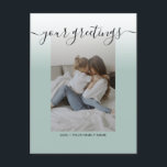 Sage Groen Elegant Script Familie Foto Groeten Briefkaart<br><div class="desc">Gepersonaliseerde minimalistische familiefoto Universal Greetings Briefkaarten met een stijlvolle foto met Sage Green ombre gradient chique overlay op paarse roze achtergrond, uw groetenbericht in elegant handgeschreven script lettertype, jouw naam, datum, jaar, bericht op de achterkant in een modern en eenvoudig sans serif lettertype. Creëer uw eigen groeten briefkaarten met deze...</div>