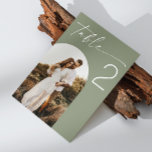Sage groen elegante minimalistische boog foto brui kaart<br><div class="desc">Elegant minimalistisch script Tafelnummer met boogfoto in pastelwijze groen,  bleke groene kleuren voor bospalmbruiloft. Neem contact met me op als je nog meer objecten nodig hebt.</div>