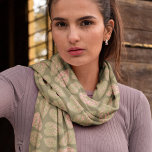 Sage Groen en Roze Polka Dot Plant Bladeren Sjaal<br><div class="desc">Voeg een botanische touch toe aan je outfit met deze sjaal met patroon. Houseplant liefhebbers zullen de bladeren in dit patroon herkennen als afkomstig van het polka dot plant. Mijn realistische stijl illustraties verbeelden deze groene bladeren versierd met roze vlekken. De bladafbeeldingen worden geplaatst tegen een donkerdere groene achtergrond voor...</div>