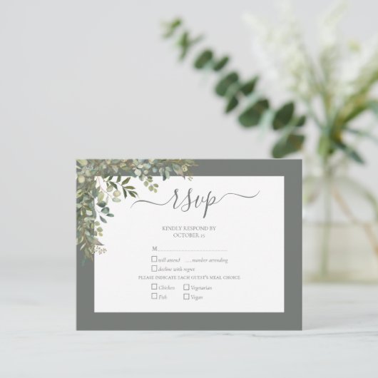 Sage Groen Eucalyptus Script Bruiloft RSVP Uitnodiging Briefkaart (Staand voorkant)