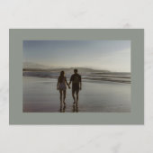 Sage Groen Klassiek Monogram Krans Foto Bruiloft Save The Date (Achterkant)