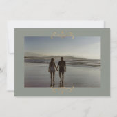 Sage Groen Klassieke Foto Goud Monogram Bruiloft Save The Date (Achterkant)