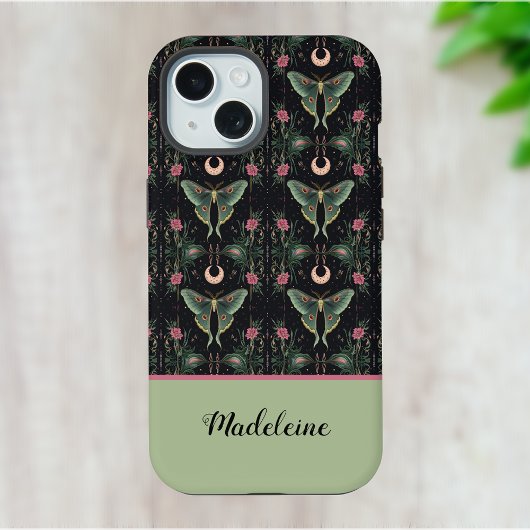 Sage Groen Luna Moths Maan Roze Bloemen Monogram iPhone 15 Case