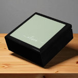 Sage Groen Minimalistisch Modern Monogram Elegant Cadeaudoosje<br><div class="desc">Introductie van onze Sage Green Minimalist Modern Monogram Elegant Collectie: Verhoog uw esthetiek met serene verfijning en tijdloze elegantie. Ons collectie toont minimalistische design in een rustige salie groene tint, aangevuld met verfijnde monogrammen op maat van uw persoonlijke stijl. Van gepolijst briefpapier tot veelzijdige accessoires, elk stuk in ons collectie...</div>
