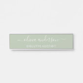 Sage Groen Minimalistisch Modern Monogram Elegant Deurbordje (Voorkant)