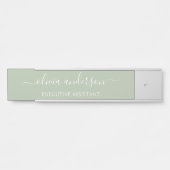 Sage Groen Minimalistisch Modern Monogram Elegant Deurbordje (Voorkant)