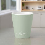 Sage Groen Minimalistisch Modern Monogram Elegant Latte Mok<br><div class="desc">Introductie van onze Sage Green Minimalist Modern Monogram Elegant Collectie: Verhoog uw esthetiek met serene verfijning en tijdloze elegantie. Ons collectie toont minimalistische design in een rustige salie groene tint, aangevuld met verfijnde monogrammen op maat van uw persoonlijke stijl. Van gepolijst briefpapier tot veelzijdige accessoires, elk stuk in ons collectie...</div>