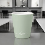 Sage Groen Minimalistisch Modern Monogram Elegant Latte Mok<br><div class="desc">Introductie van onze Sage Green Minimalist Modern Monogram Elegant Collectie: Verhoog uw esthetiek met serene verfijning en tijdloze elegantie. Ons collectie toont minimalistische design in een rustige salie groene tint, aangevuld met verfijnde monogrammen op maat van uw persoonlijke stijl. Van gepolijst briefpapier tot veelzijdige accessoires, elk stuk in ons collectie...</div>