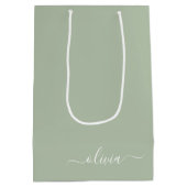 Sage Groen Minimalistisch Modern Monogram Elegant Medium Cadeauzakje (Achterkant)