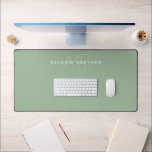 Sage Groen Minimalistisch Monogram Bureaumat<br><div class="desc">Sage Green Minimalist Monogram Desk Mat in script en eenvoudig lettertype.</div>