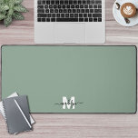 Sage Groen Minimalistisch Monogram Bureaumat<br><div class="desc">Gepersonaliseerde Initiaal naam Monogram Sage Green Desk Mat. Voeg een persoonlijke en stijlvolle touch toe aan uw werkruimte met deze aangepaste bureaumat, ideaal als een kantoor-accessoire of een te groot muismatje. Het ontwerp is voorzien van een zachte groene achtergrond met een wit initiaal en een zwarte scriptnaam in het onderste...</div>