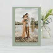 Sage Groen Minimalistische Elegante Foto Bruiloft Kaart (Staand voorkant)