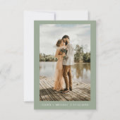 Sage Groen Minimalistische Elegante Foto Bruiloft Kaart (Voorkant)