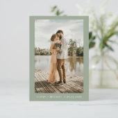 Sage Groen Minimalistische Elegante Foto Bruiloft Kaart (Staand voorkant)